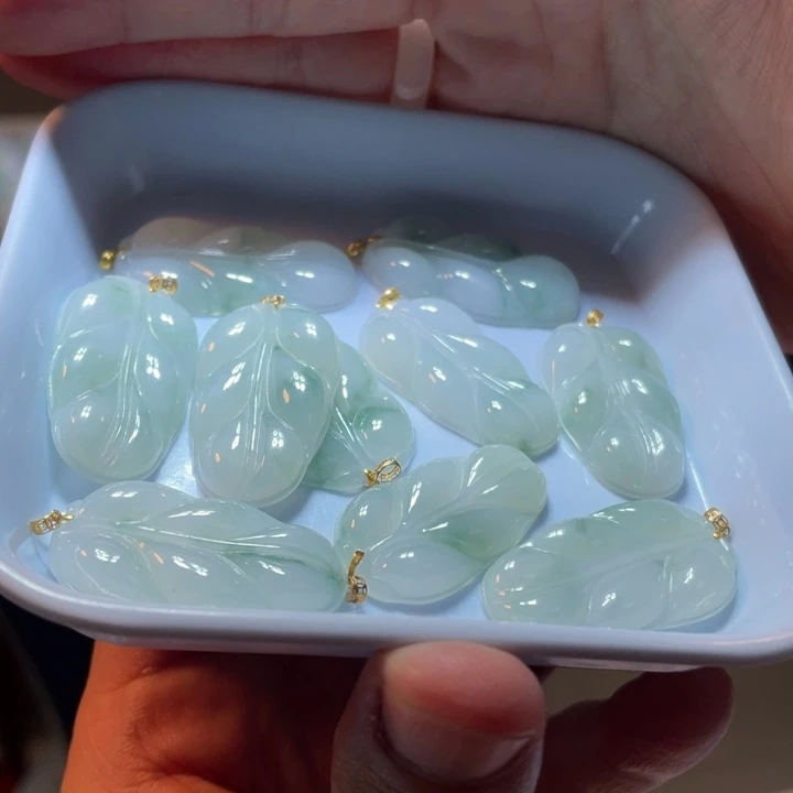 翡翠未镶嵌颈饰多样性一件裸发