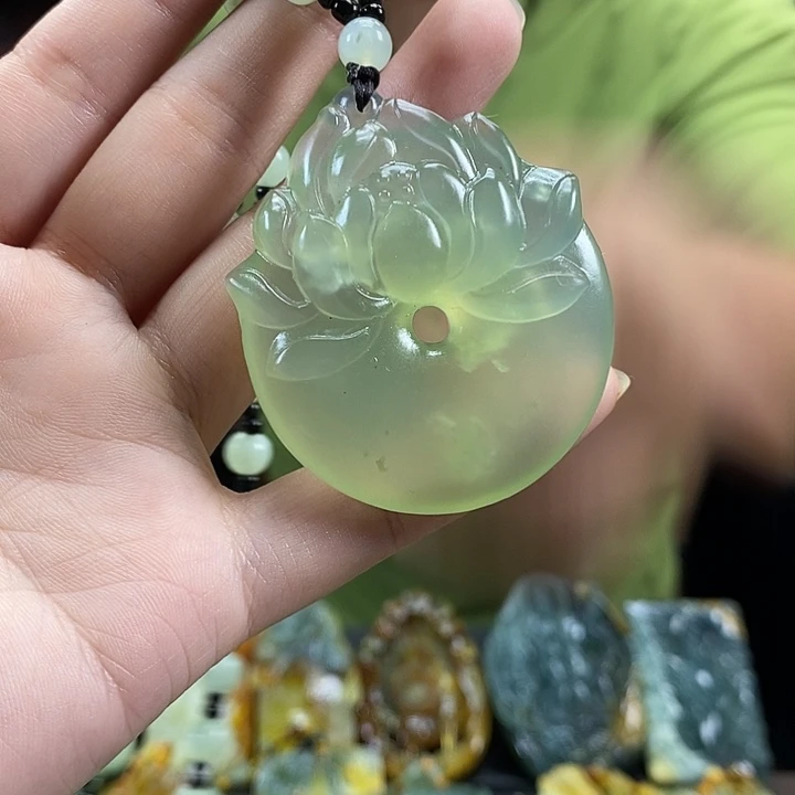 蛇纹石玉未镶嵌颈饰