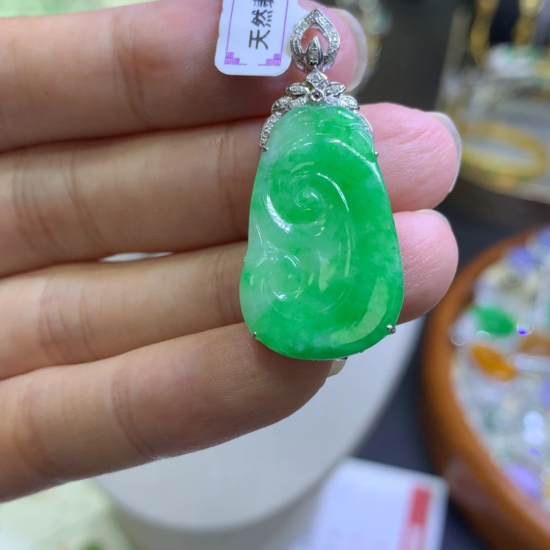 翡翠18K金镶嵌颈饰