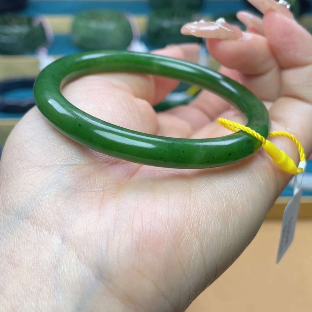 和田玉手镯56圈口。编号40未镶嵌