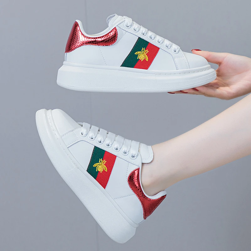 真皮小白鞋女秋季2025新款刺绣厚底拼色板鞋潮时尚百搭小蜜蜂单鞋