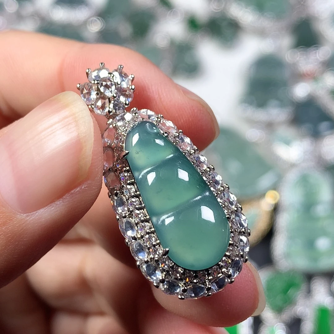 翡翠未镶嵌颈饰豆子