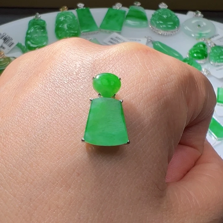 18K金镶嵌挂件翡翠