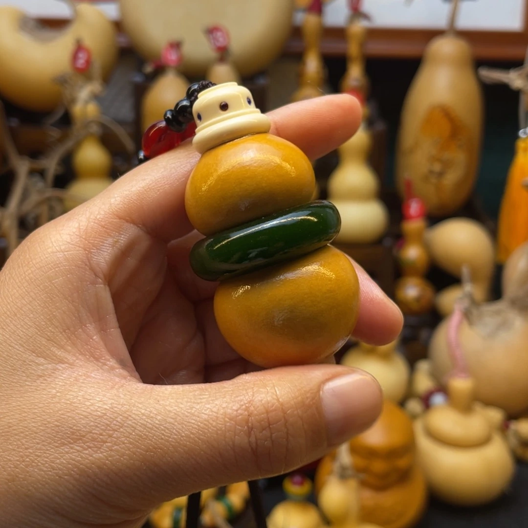 木**兮葫芦头的做法是用一种特殊材料制作而