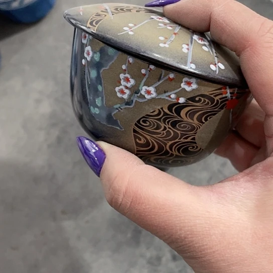 熊*瓷器及瓷器上用白砂