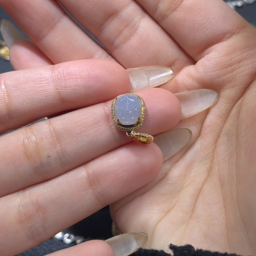 【闪购商品】颈饰18K金镶嵌翡翠千*隆