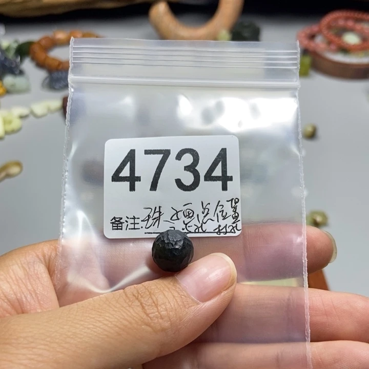 雾***位未镶嵌蛇纹石玉颈饰