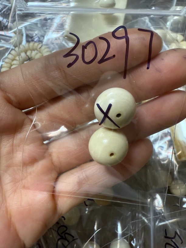 30297猛犸牙对珠瑕疵配饰介意勿拍