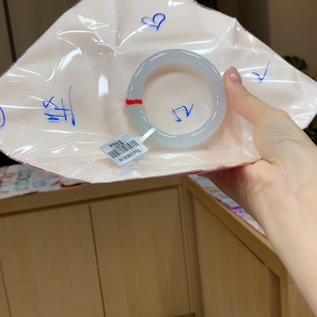 翡翠手镯未镶嵌不退不换