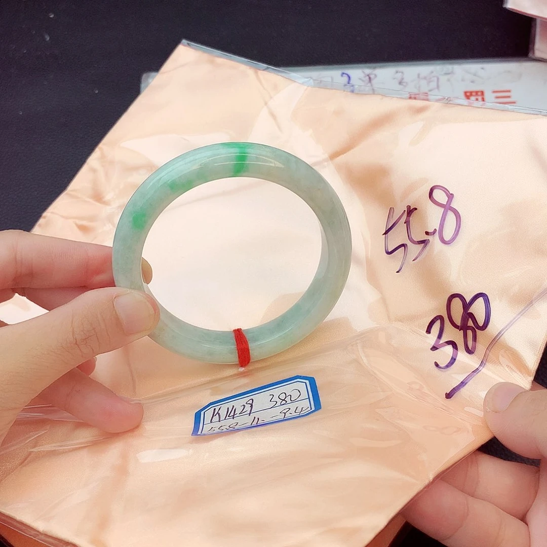 翡翠手镯未镶嵌翡翠