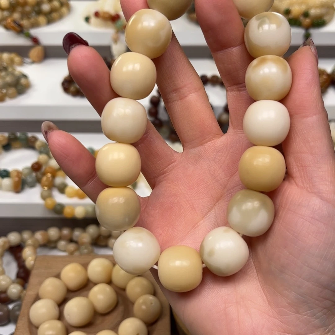 白玉菩提吊坠绿飘花干磨18的手持一条