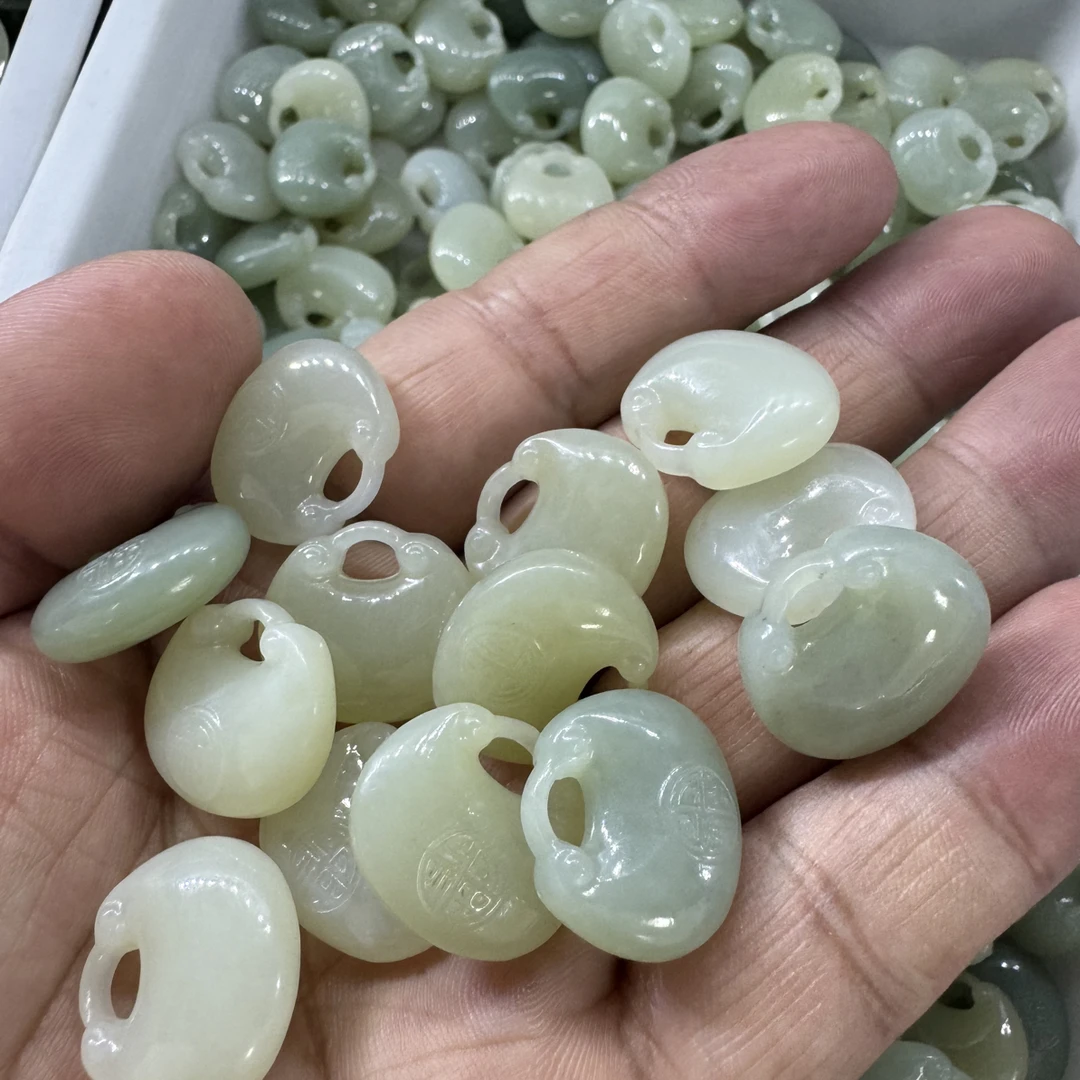 和田玉高青白玉的福气锁，宝宝锁，立体雕刻，微结构；