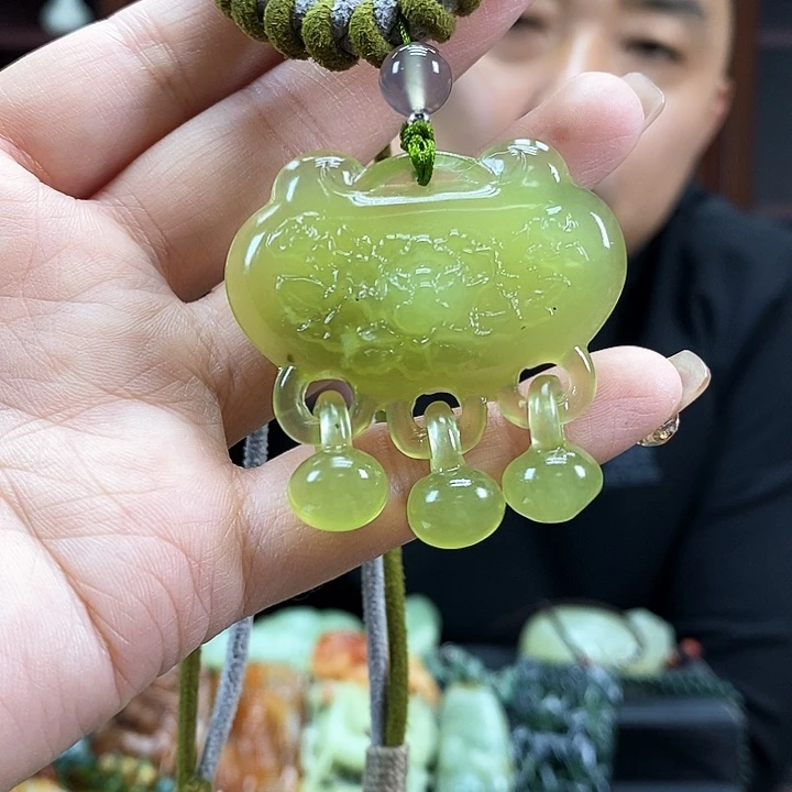 蛇纹石玉吊坠未镶嵌