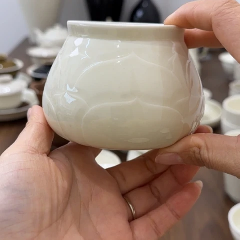 微瑕定瓷莲瓣小建水