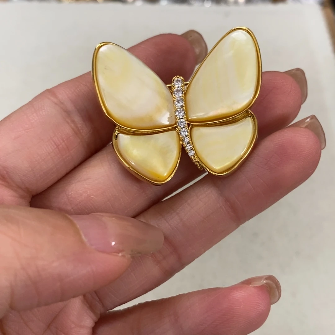 合金胸饰海水珍珠