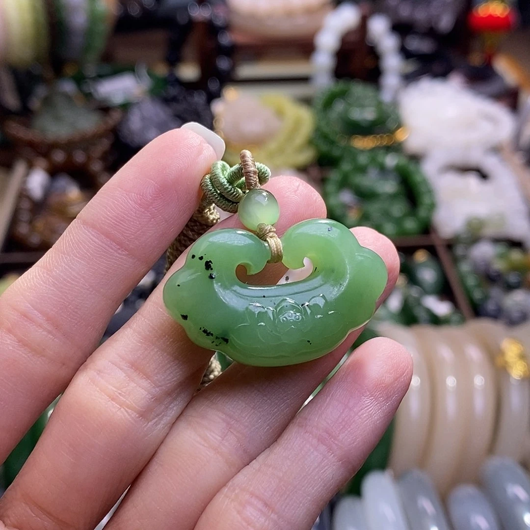 和田玉未镶嵌颈饰碧玉乌兰海如意锁吊坠