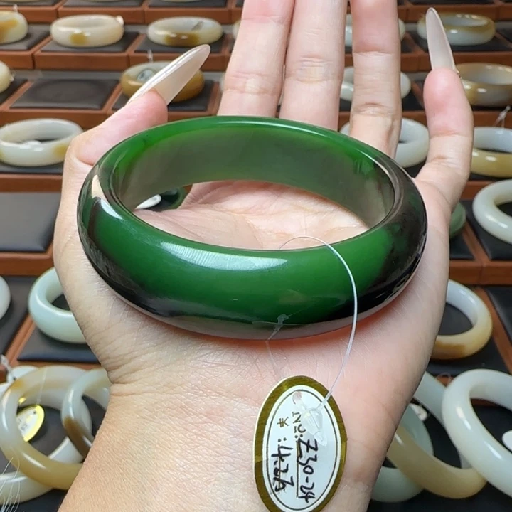 和田玉未镶嵌手镯辣绿聚红皮宽胎59