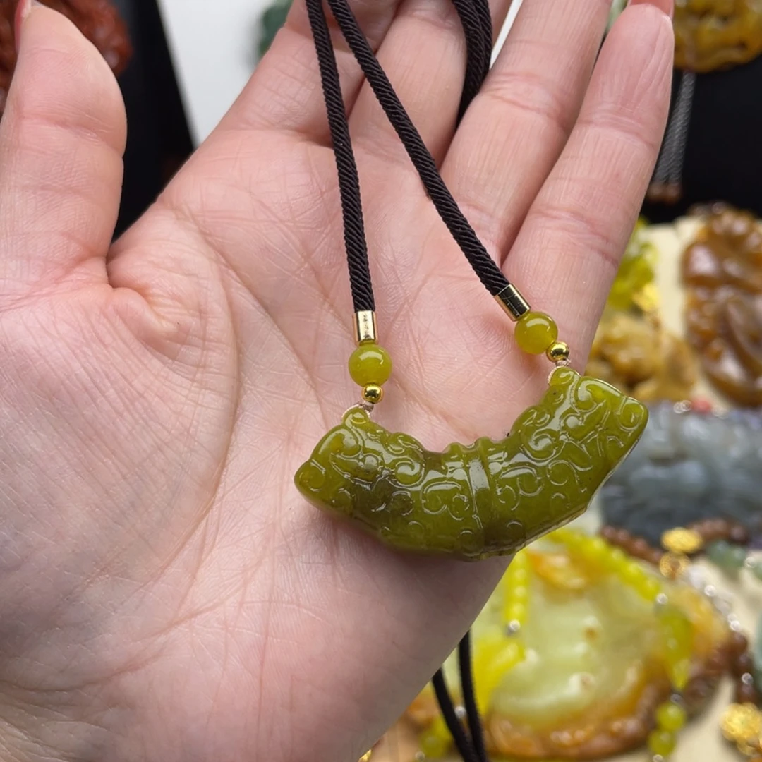未镶嵌蛇纹石玉颈饰
