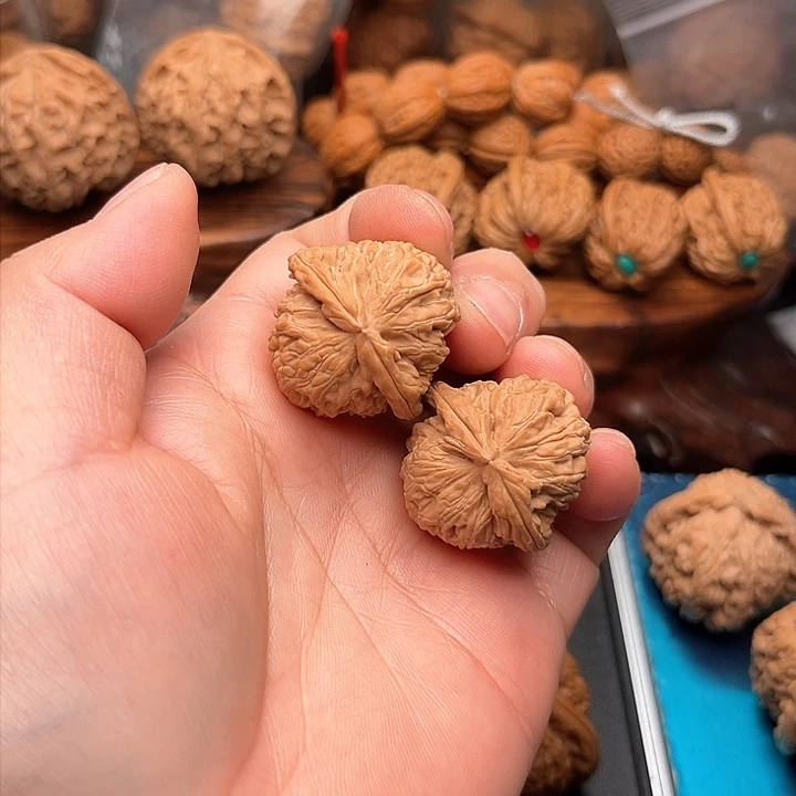 桃核把件终*x核桃白狮子