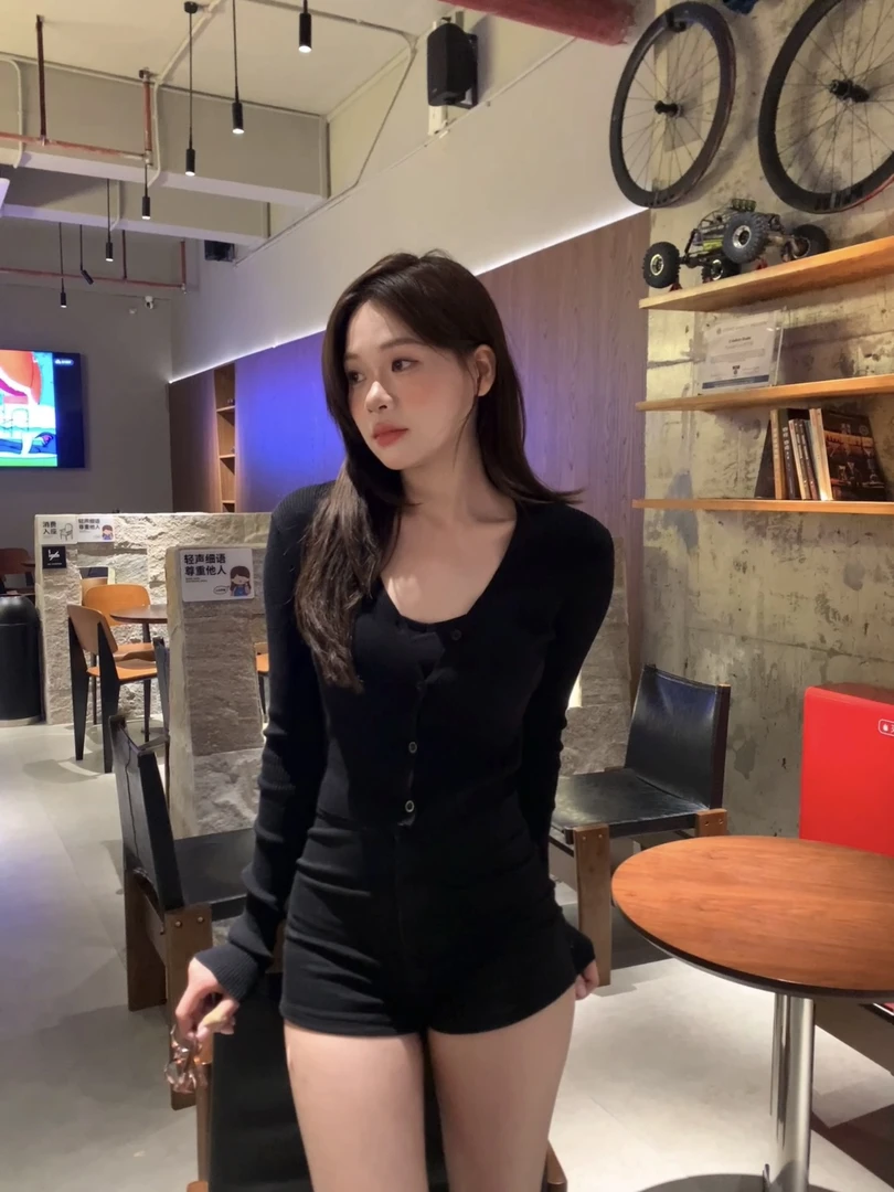 陈椿儿 黑色v领修身打底衫 吊带