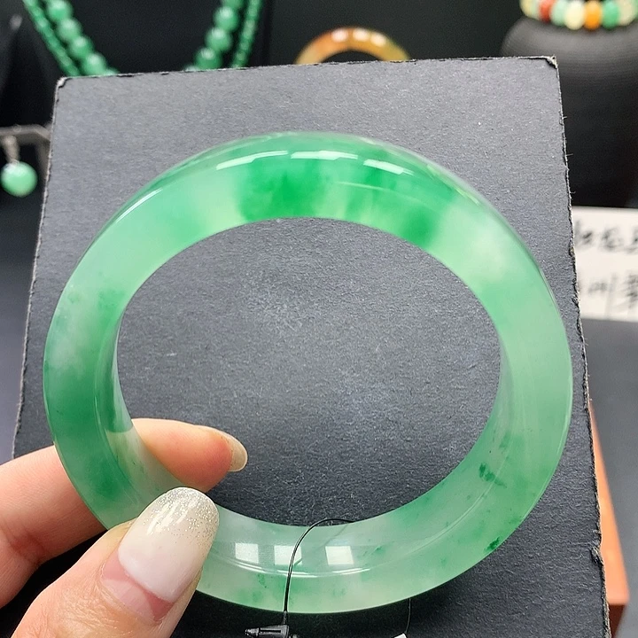 超***俗未镶嵌手镯石英质玉