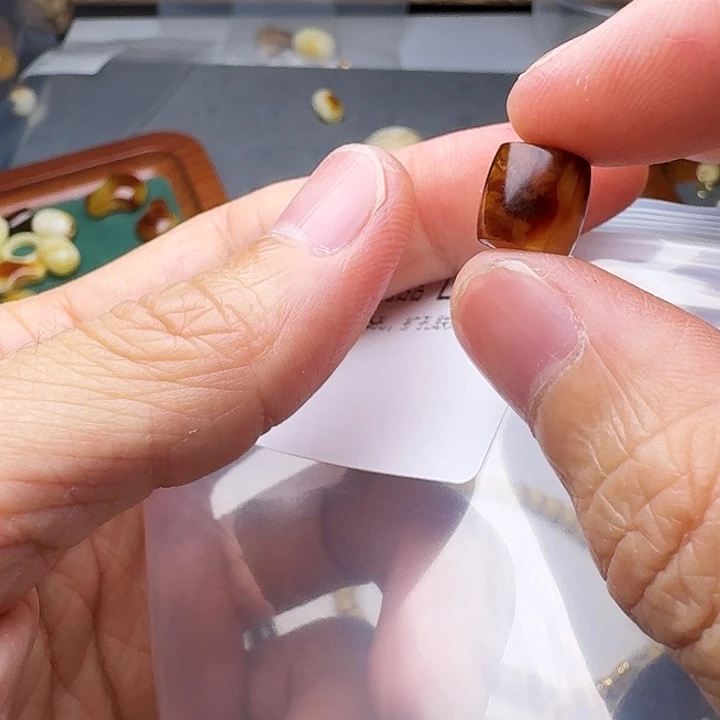 琥珀未镶嵌裸石琥珀