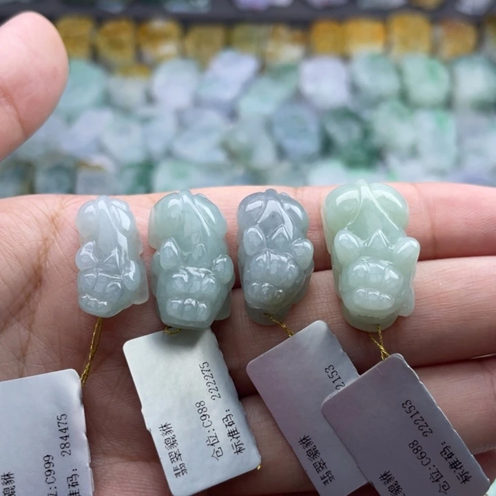 翡翠颈饰未镶嵌逗**儿貔貅