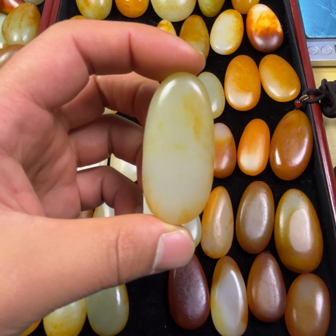 刘***袋和田玉未镶嵌颈饰