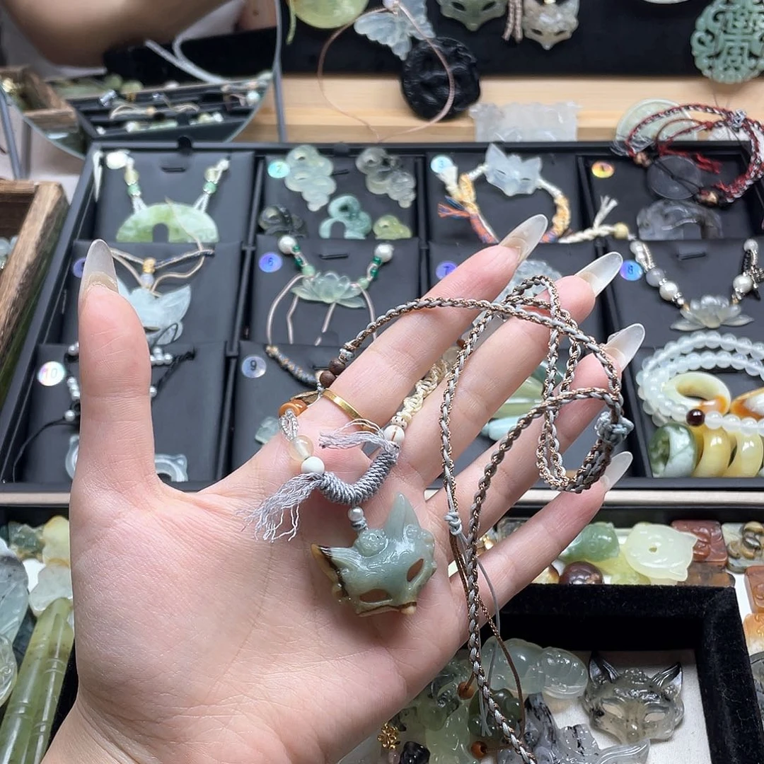 蛇纹石玉未镶嵌颈饰