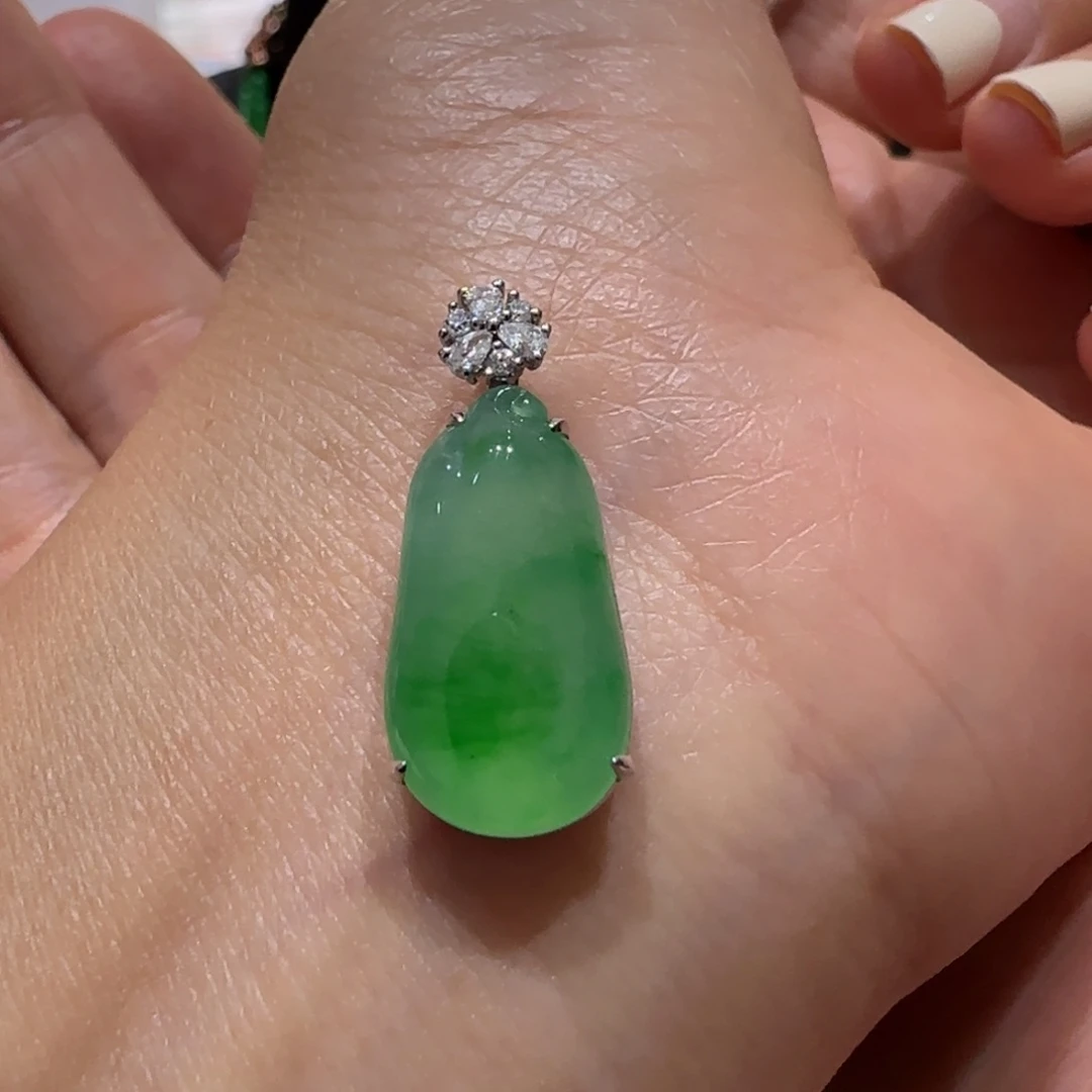 翡翠18K金镶嵌颈饰福瓜