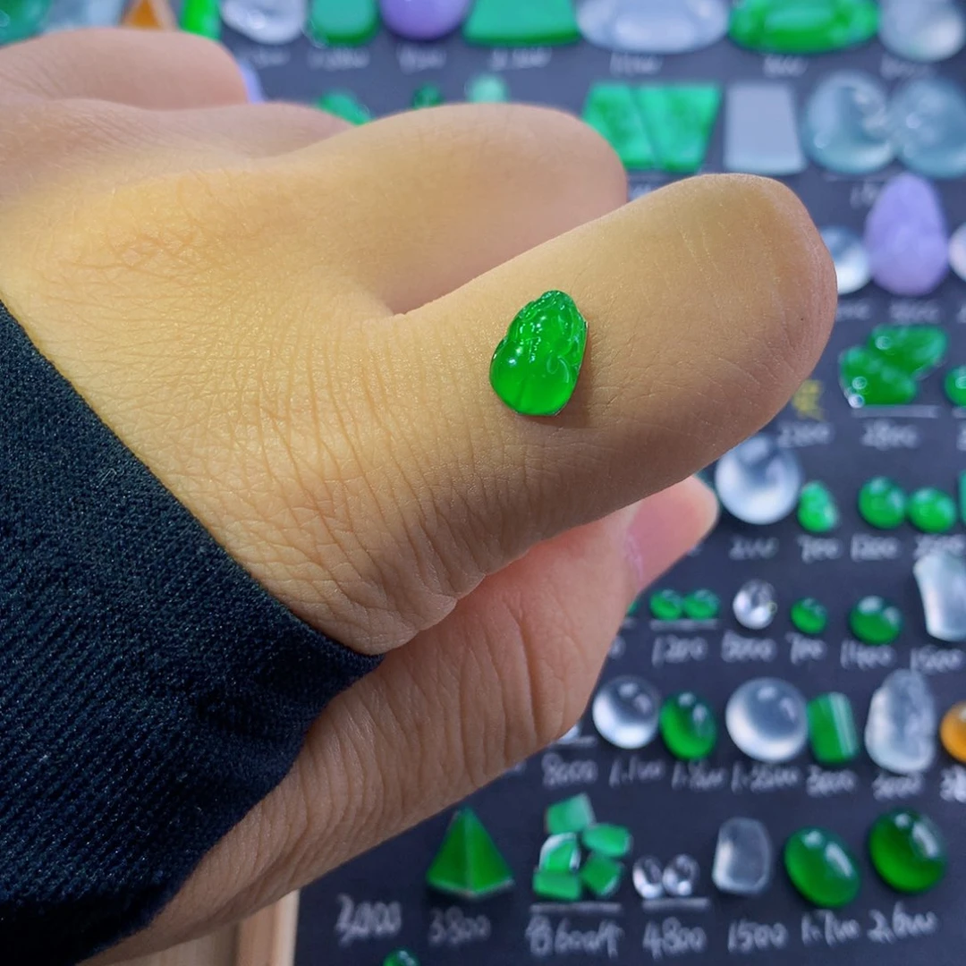 翡翠未镶嵌颈饰貔貅