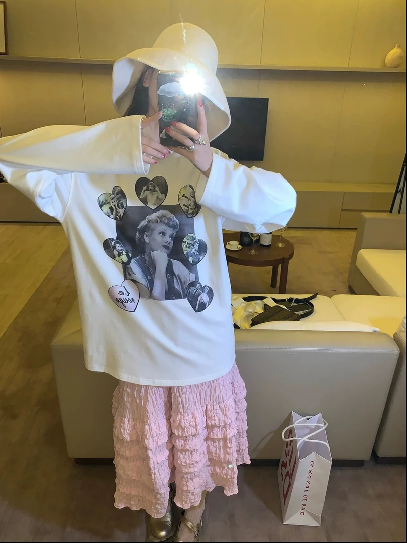 周美美 卡米尔的内心世界圆领宽松磨毛感印花长袖纯棉T恤