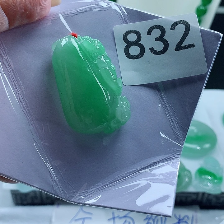 翡翠未镶嵌吊坠(赠链)