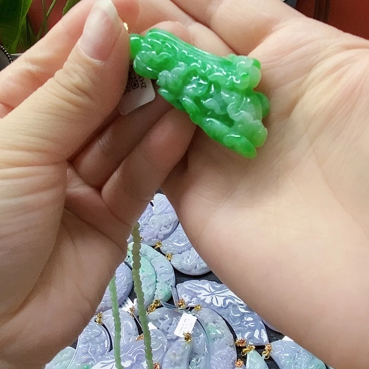 翡翠未镶嵌颈饰吊坠