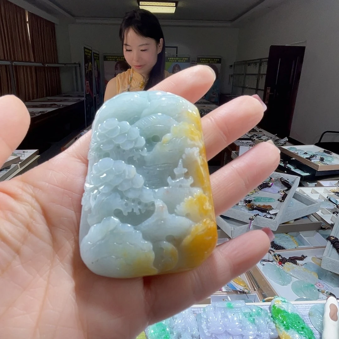 翡翠未镶嵌颈饰一个