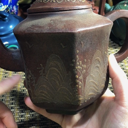 紫砂茶壶原矿泥料手工制作的紫砂壶。