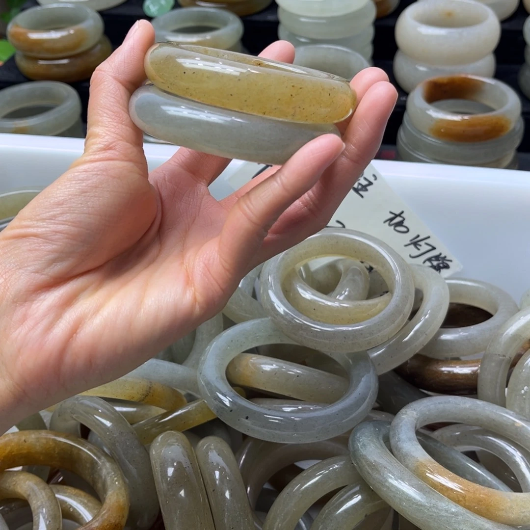 罗***果石英岩玉未镶嵌手镯