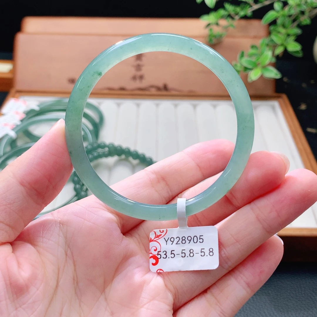 未镶嵌手镯（圆镯）翡翠