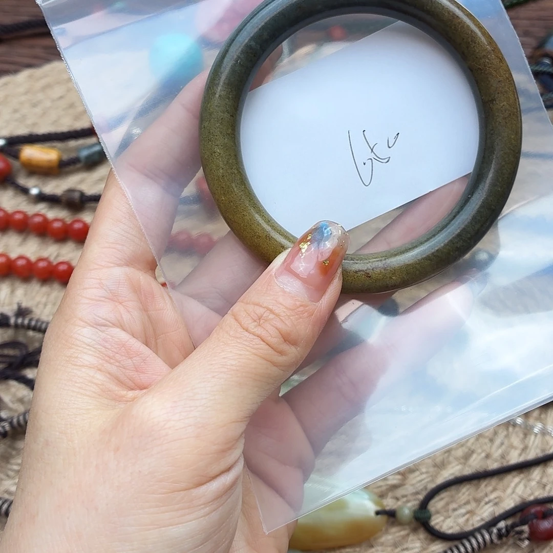 梨***萍和田玉未镶嵌手镯