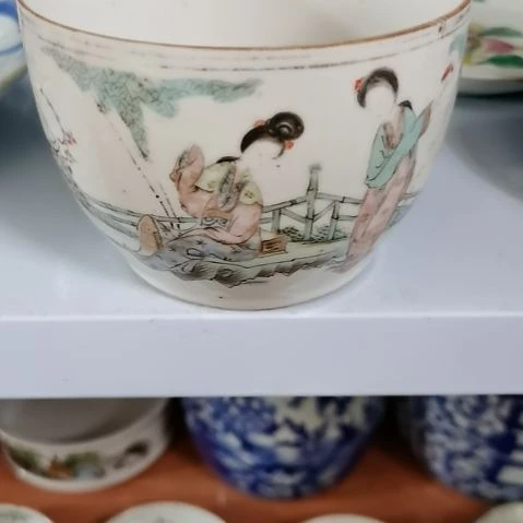 摆件人物粉彩瑕疵瓷摆件