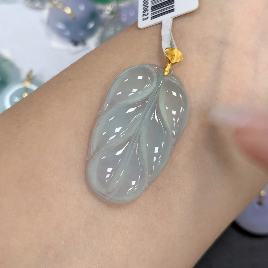颈饰18K金镶嵌翡翠