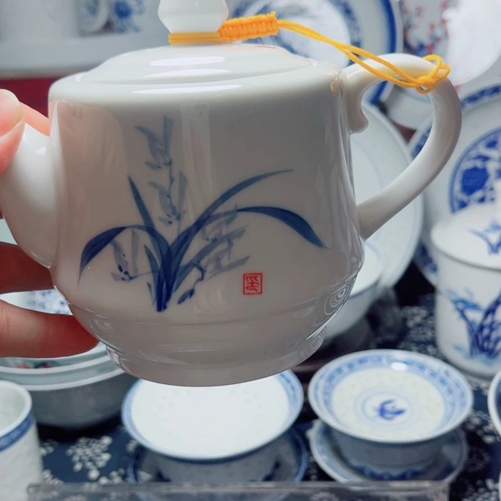 青花玲珑手绘兰花小壶