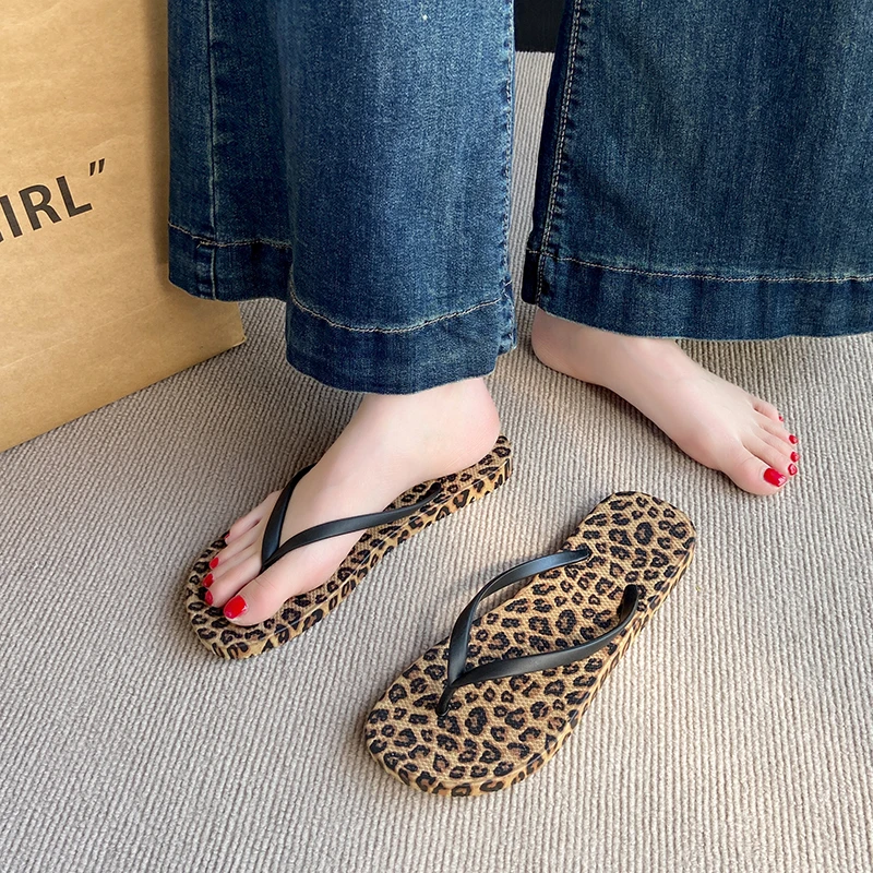 2025网红时尚豹纹人字拖女夏季沙滩度假外穿防滑平底夹趾凉拖鞋