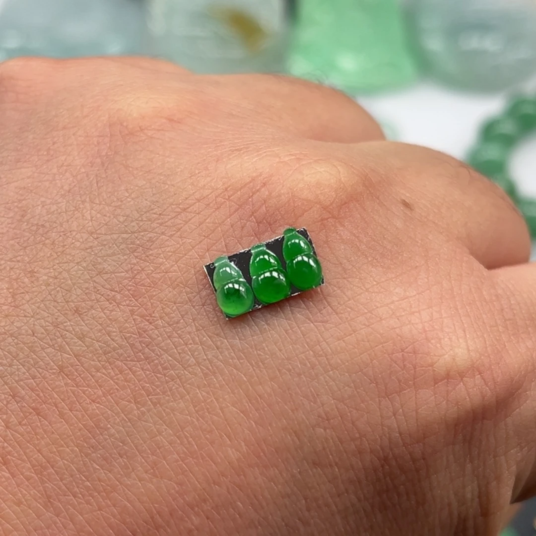 翡翠未镶嵌颈饰一组3个