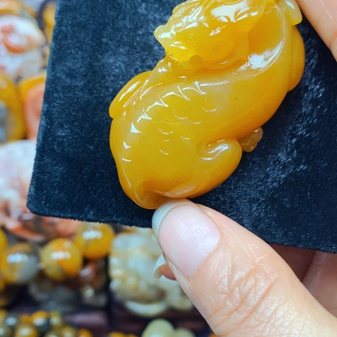 未镶嵌石英质玉（黄龙玉）颈饰