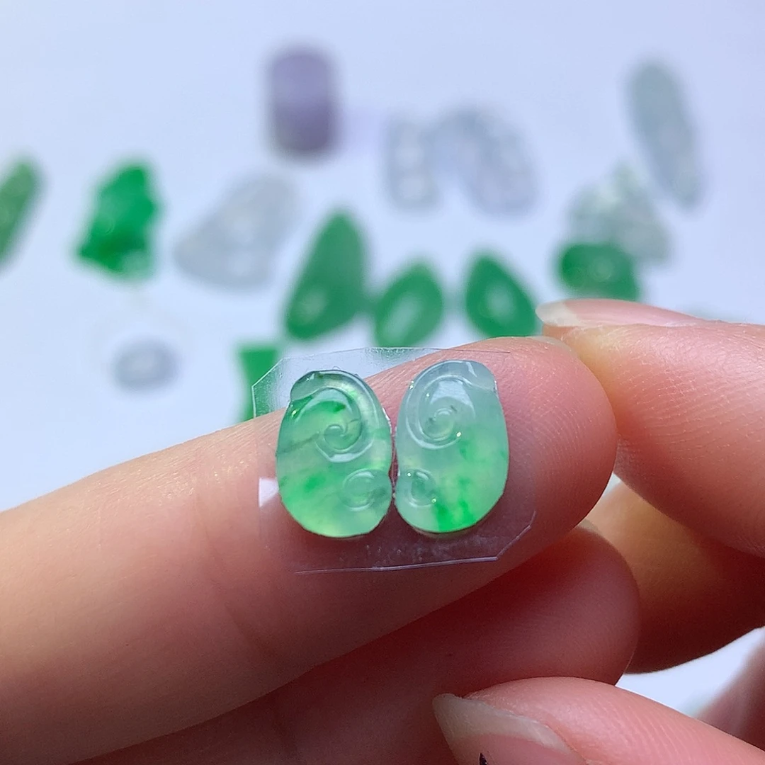 翡翠未镶嵌颈饰如意