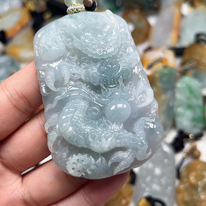 翡翠未镶嵌颈饰龙牌