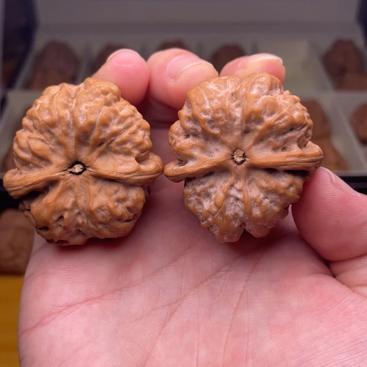 L***…文玩核桃吊坠精品蛤蟆头