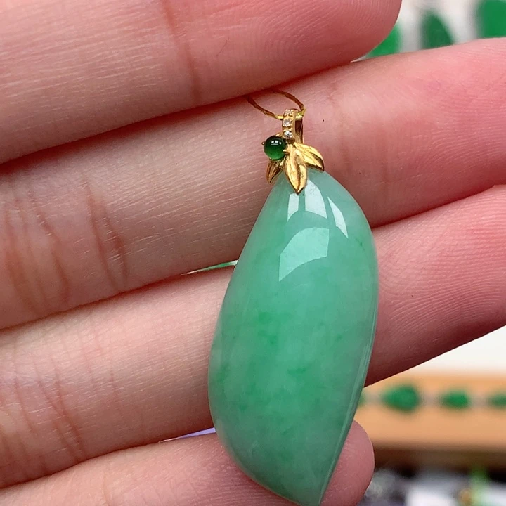 翡翠18K金镶嵌颈饰翡翠