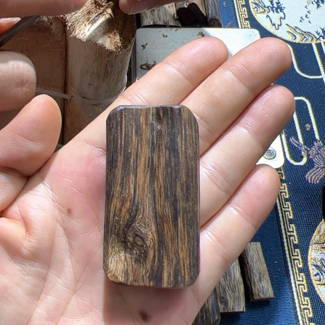 吊坠沉香乌身圆叶11.5克